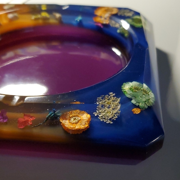 Resin ashtray - Picture 3 of 8